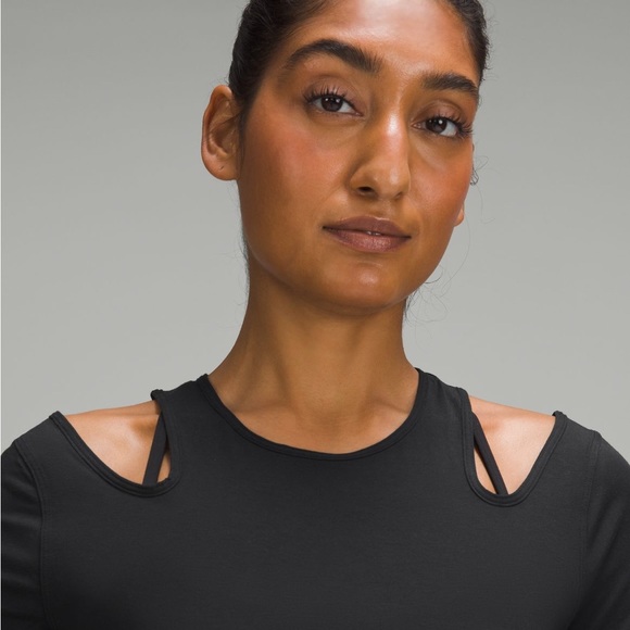 Shoulder Cut-Out Yoga T-Shirt In Black - Picture 4 of 9